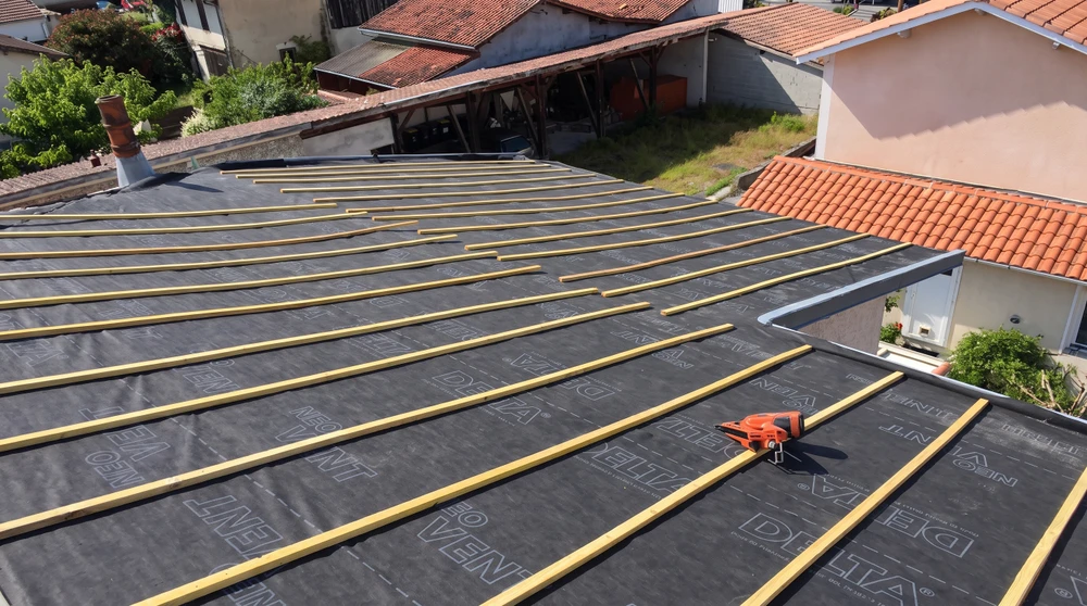 Chantier de toiture en cours, vue en plongée
