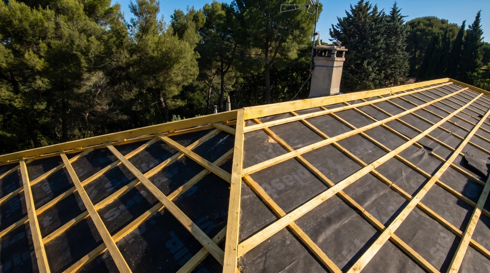 Chantier de réfection de toiture en cours, vue extérieure aérienne