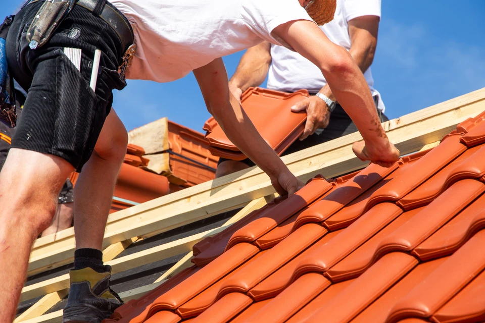 Chantier de réfection de toiture en cours, vue extérieure de jour