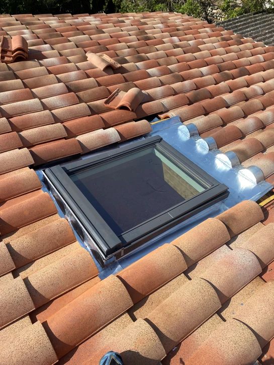 Gouttière cylindrique en zinc galvanisé brillant, fixée en about de toiture sur fascia blanc