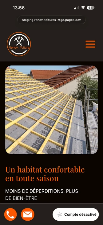 Chantier de réfection de toiture en extérieur, vue en plongée