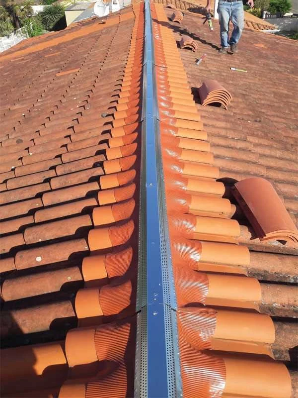 Toiture neuve en tuiles canal terre cuite, couleur rouge orangé, vue en plongée